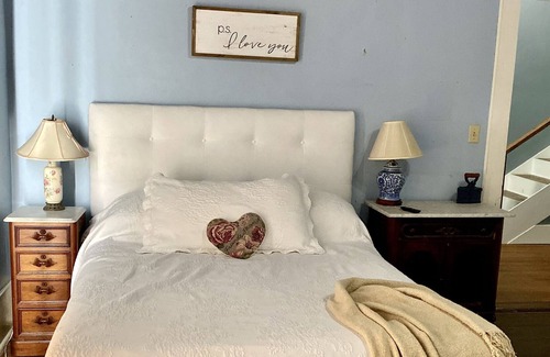 Sturgis Otro | 1888 Country Farmhouse- 17 minutes to MSU