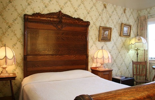 Pacific Grove Cabina | 1890 Quarter Sawn rolled oak armoire/Fireplace/ QUEENBED/clawfoottub/shower