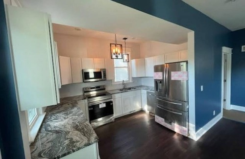 Southeast Omaha Villa | 1890's Craftsman Home 5BR 4BA, Sleeps 16+ w 6 TVs.