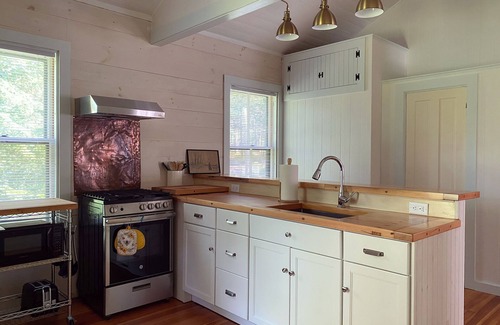 Plymouth Cabaña | 1897 Pond View Guest Cottage