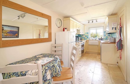 Beaminster Casa | 18th Century Thatched Cottage, Parking & Garden