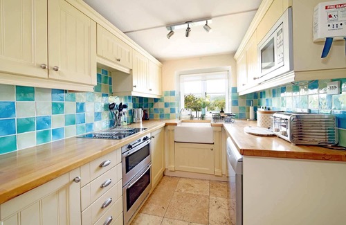 Beaminster Casa | 18th Century Thatched Cottage, Parking & Garden