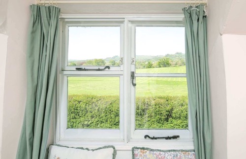 Beaminster Casa | 18th Century Thatched Cottage, Parking & Garden