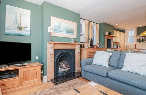 Dartmouth Cabaña | 19 ABOVE TOWN, pet friendly, character holiday cottage in Dartmouth