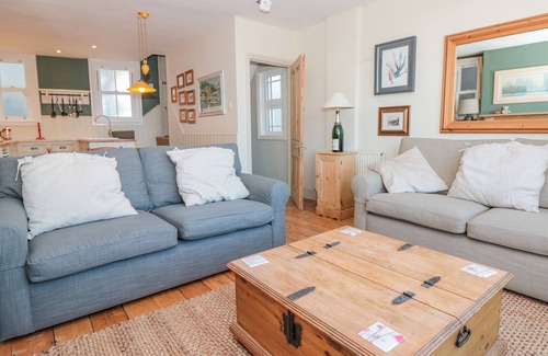 Dartmouth Cabaña | 19 ABOVE TOWN, pet friendly, character holiday cottage in Dartmouth
