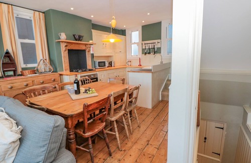 Dartmouth Cabaña | 19 ABOVE TOWN, pet friendly, character holiday cottage in Dartmouth