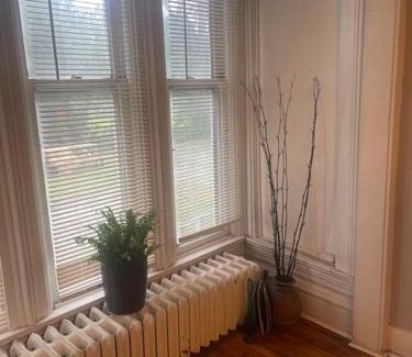 Des Moines Apartamento | 19 century Victorian Home