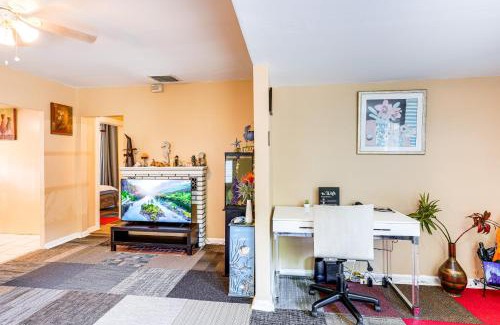 Haines City Casa | 19 Mi to Disney World Bright Haines City Getaway!
