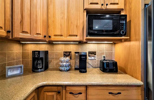 Harbor Springs Cabina | 19 Person Private Log Lodge on large wooded lot 2 min from Beaches/Golf/Wine!