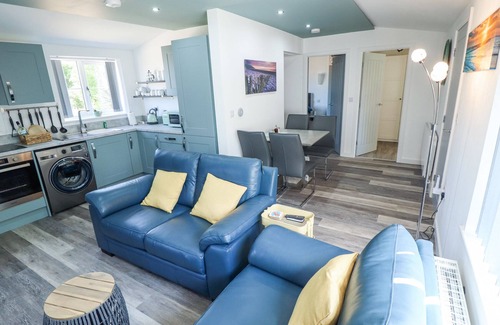 Anderby Creek Cabaña | 19 THE COURT, pet friendly, country holiday cottage in Anderby Creek