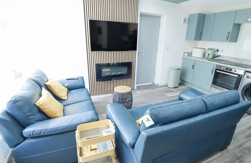 Anderby Creek Cabaña | 19 THE COURT, pet friendly, country holiday cottage in Anderby Creek
