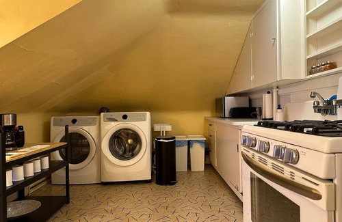 Northeast Edmonton Casa | Private Historic Loft Close to DT/Expo Centre