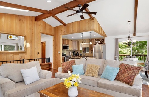 Moonridge Cabina | 1914-sequoia Retreat 4 Bedroom Home by RedAwning
