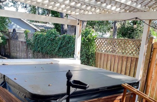 Lakewood Casa | 1915 Tudor House *Tacoma* Olympia* JBLM* HotTub* Fireplace*