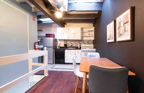 Washington Square West Apartamento | 1918 Duplex with Character City Center