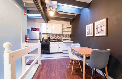Washington Square West Apartamento | 1918 Duplex with Character City Center