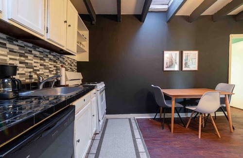 Washington Square West Apartamento | 1918 Duplex with Character City Center