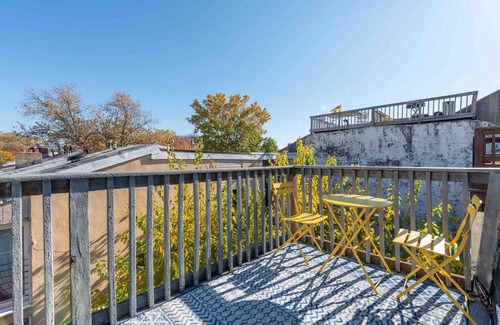 Washington Square West Apartamento | 1918 Duplex with Character City Center