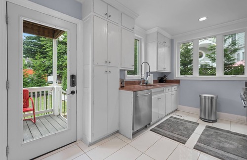 Northwest Casa | 1920's charm in a 3 Luxury bedroom flat close to everything - renovated bath