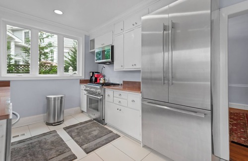 Northwest Casa | 1920's charm in a 3 Luxury bedroom flat close to everything - renovated bath