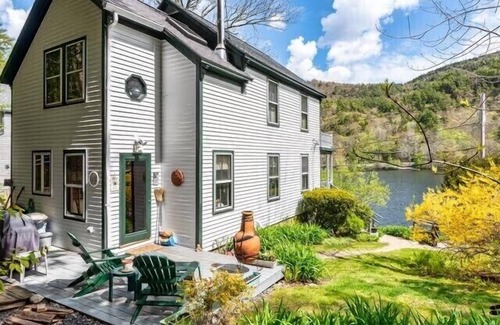 Camden Cabina | 1920’s Cozy Cabin on Megunticook Lake
