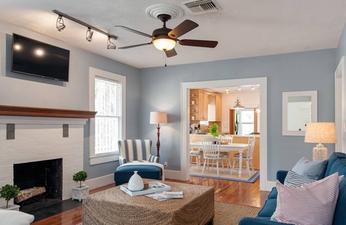 Downtown Dunedin Cabaña | 1926 Updated Cottage 5 min walk to downtown