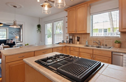 Downtown Dunedin Cabaña | 1926 Updated Cottage 5 min walk to downtown