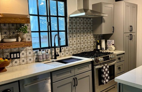 Cedar Glen Cabina | 1926 Vintage Charm & Modern Luxury w/Lake Access - 10 min walk to Orchard Bay