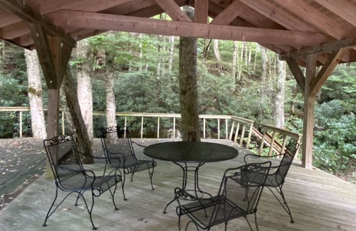 Cattail Creek Cabina | 1930’s Log Cabin on Rushing Creek!