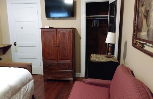 Monte Vista Casa | 1930s Rear Unit, 3 miles to DT, Walk 2 Trinity U, Private Entrance