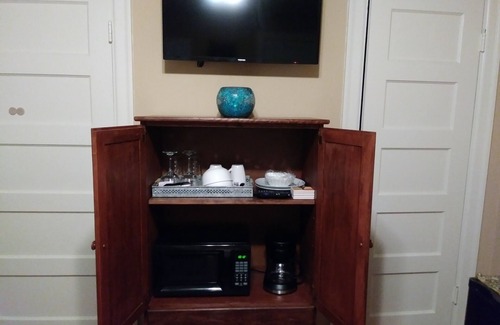 Monte Vista Casa | 1930s Rear Unit, 3 miles to DT, Walk 2 Trinity U, Private Entrance