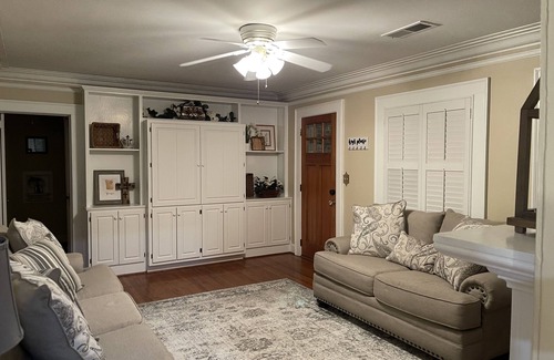Columbus Casa | 1940s 3 Bedroom 2 Bath fully furnished home in the historic Overlook District