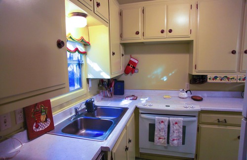 Crestline Cabina | 1940s Storybook Knotty Pine Cabin in Crestline, Absolute Privacy