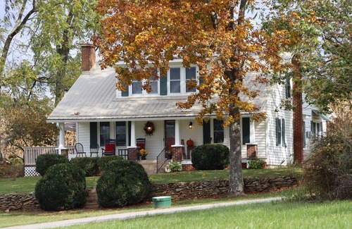 Alleghany County Casa | 1945 Farmhouse Charmer This is What You Come to the Country for! 12 mins Sparta