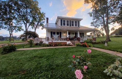 Alleghany County Casa | 1945 Farmhouse Charmer This is What You Come to the Country for! 12 mins Sparta