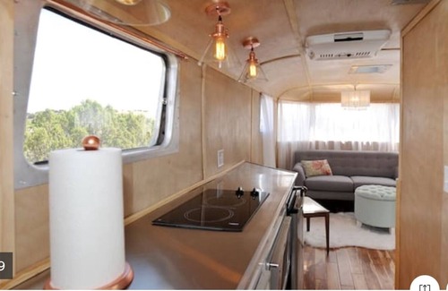 La Cienaga Casa | Spartan Camper de 1948: estilo vintage, bellamente renovado.