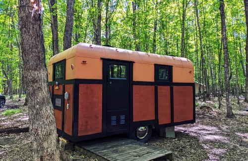 Phelps Apartamento | 1949 Jim Dandy Vintage Glamping Camper #8 - Premium Resort Amenities Included!