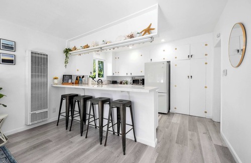 Eastside Santa Cruz Casa | 1950's Surf Shack - 6 min walk to beach!
