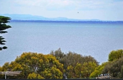 Portarlington Cabaña | 1950s Bayfront Classic With Glistening Water Views