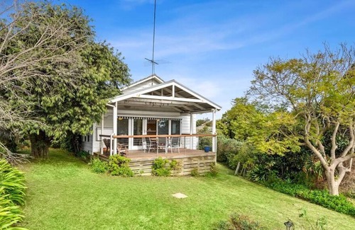 Portarlington Cabaña | 1950s Bayfront Classic With Glistening Water Views