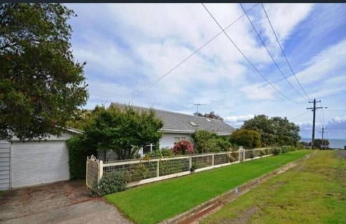 Portarlington Cabaña | 1950s Bayfront Classic With Glistening Water Views