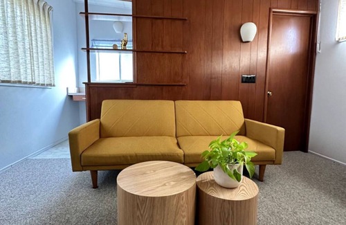 Merced Apartamento | 1950’s Mid-Century-Modern studio with AC and WiFi in lovely Merced