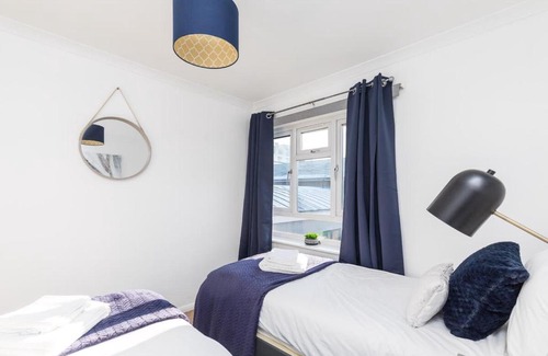 Crawley City Centre Casa | 19A The Broadwalk - Cozy 1BR in the Heart of Crawley near GATWICK Airport great for contractors and flight crew students