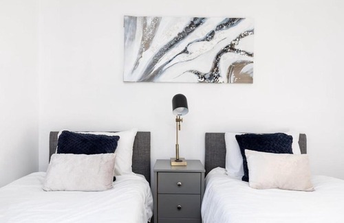 Crawley City Centre Casa | 19A The Broadwalk - Cozy 1BR in the Heart of Crawley near GATWICK Airport great for contractors and flight crew students