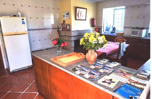 Vila Ruiva Cabaña | 19th Centry Farmhouse Getaway - Sleep 12-14 W/pool