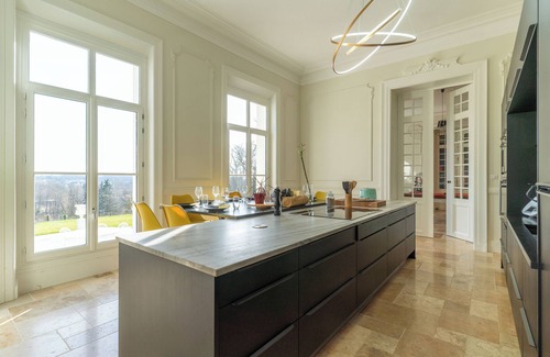 Veigne Otro | 19th-century Château de Fontiville, close to all amenities.