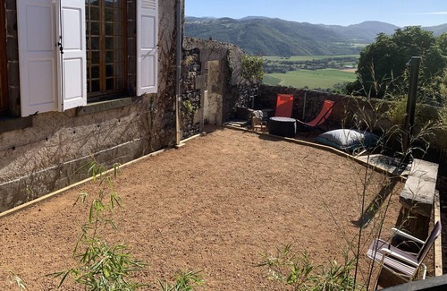 Rentieres Casa | 19th century school overlooking the valley