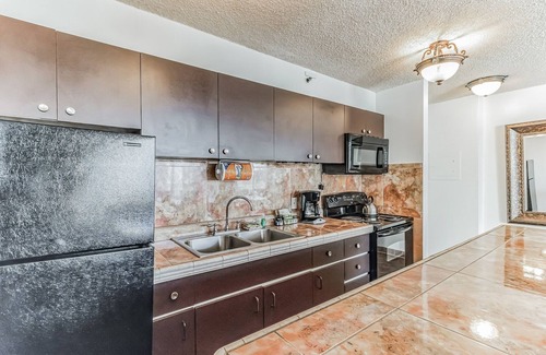 Waikiki Condominio | 19th Floor Condo with Lanai & Sea Views - FREE Parking! by Koko Resort Vacation Rentals