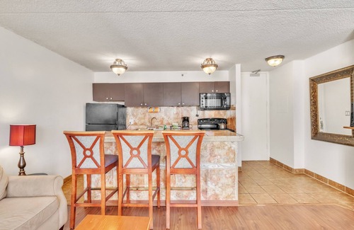 Waikiki Condominio | 19th Floor Condo with Lanai & Sea Views - FREE Parking! by Koko Resort Vacation Rentals