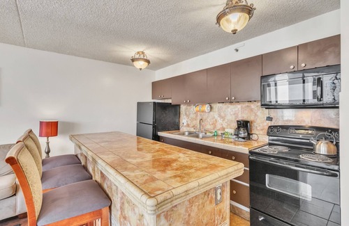 Waikiki Condominio | 19th Floor Condo with Lanai & Sea Views - FREE Parking! by Koko Resort Vacation Rentals